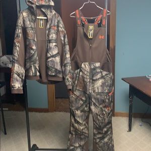 Like New Under Armour Ayton jacket & bibs